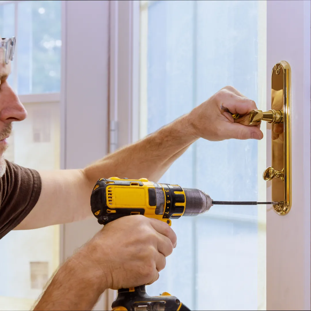 Serrurier au travail